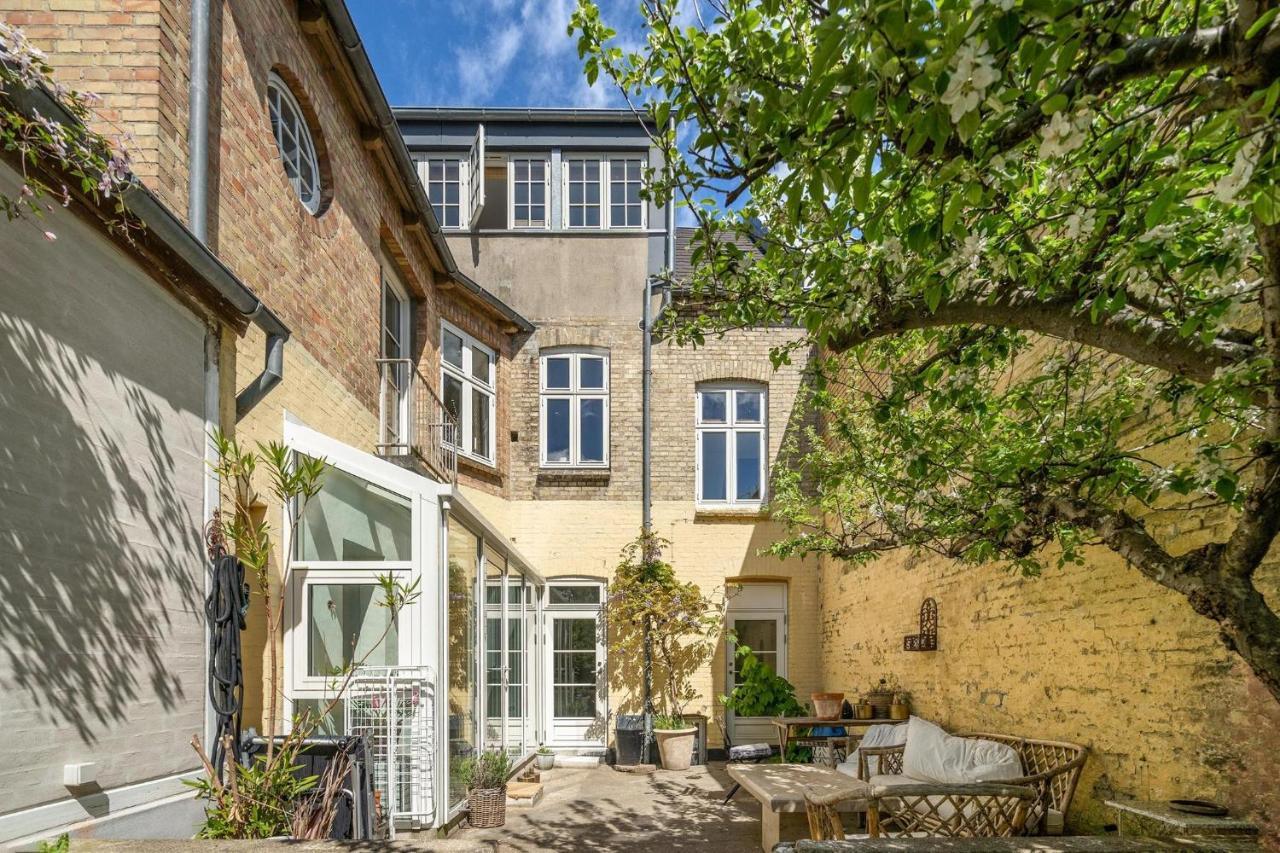 Light And Modern With Courtyard *
